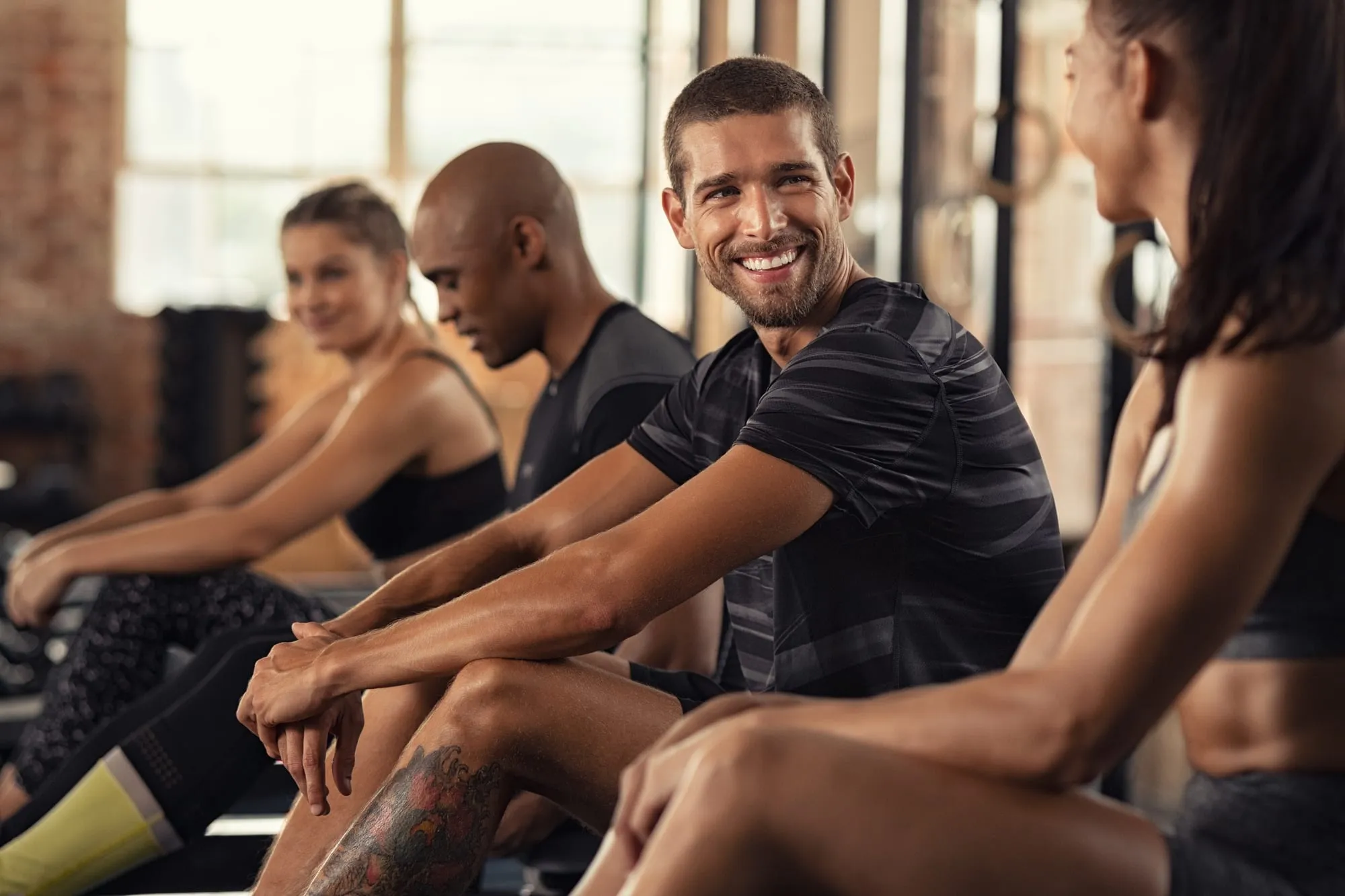 Sportifs assis ensemble et échangeant après leur effort.